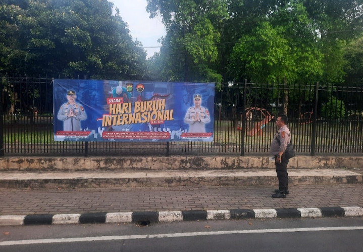 Kapolsek Kelapa Gading Pasang Spanduk Selamat Hari Buruh Internasional di Sejumlah Titik Strategis