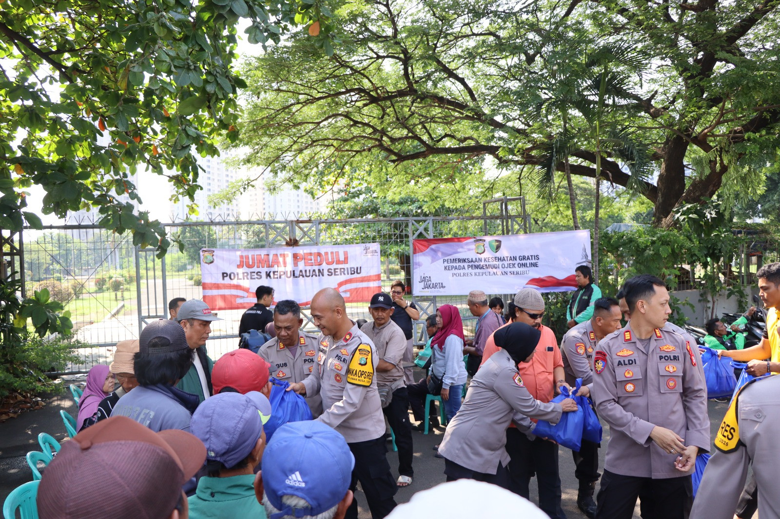 Jum’at Peduli Polres Kepulauan Seribu Hadirkan Layanan Kesehatan Gratis dan Sembako untuk Warga dan Ojol
