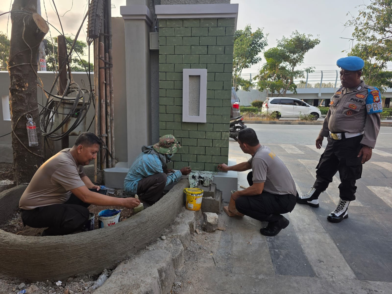 Perindah Gerbang Kampung, Polsek Tanjung Priok Bersama Warga Sunter Agung Gotong Royong Cat Ulang Gapura