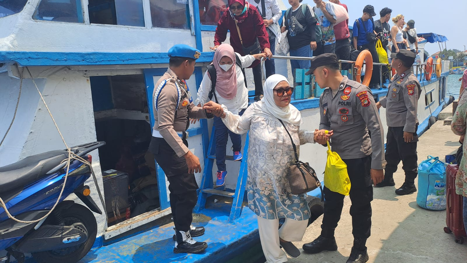 Layanan Polisi 110 Disosialisasikan di Dermaga, Polres Kepulauan Seribu Imbau Warga Waspada Angin Kencang dan Ombak