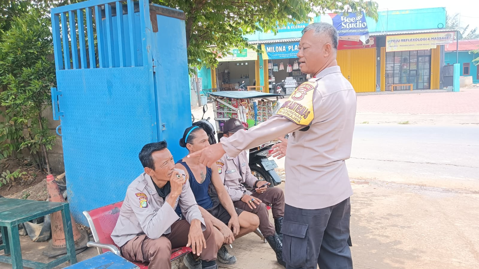 Cegah Curanmor, Bhabinkamtibmas Polsek Bantargebang Gencarkan Kunjungan Keamanan di Mustikajaya