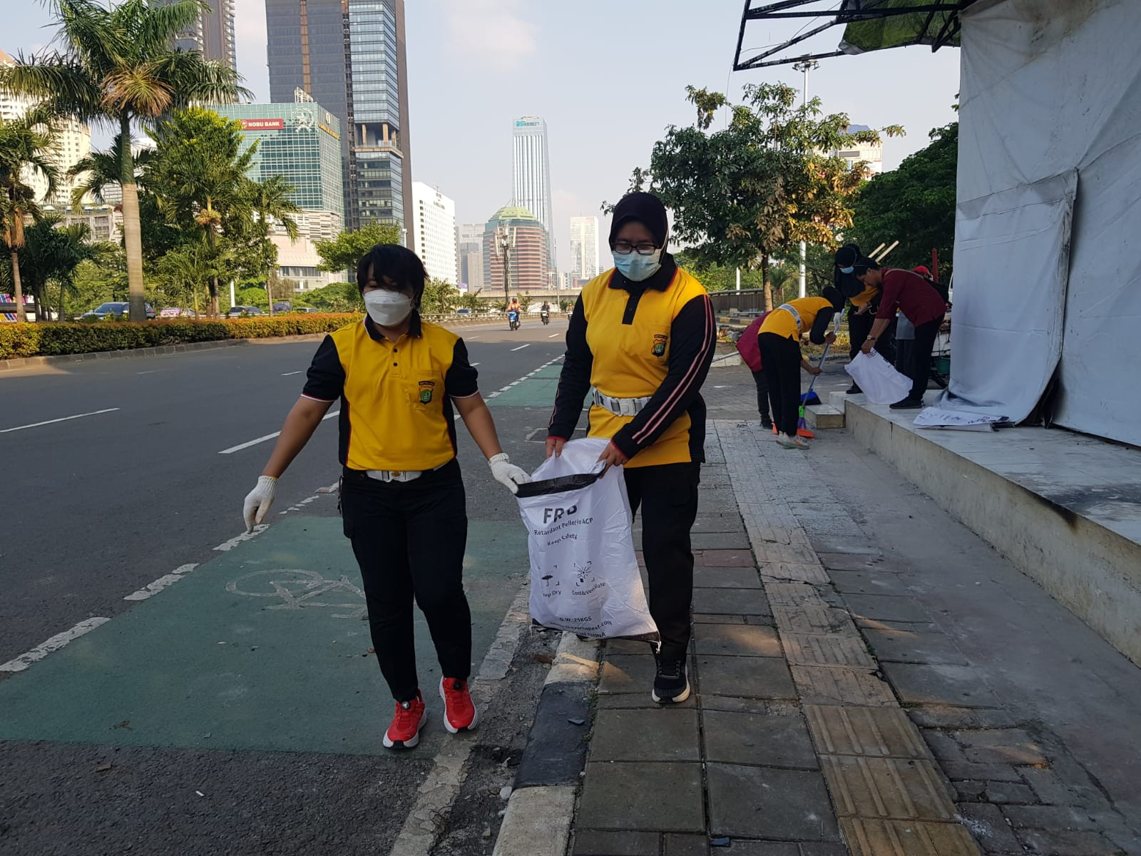Polwan Ditlantas Polda Metro Jaya Bersama Mahasiswa Gelar Kurve di Pos Polisi Pasca Demo