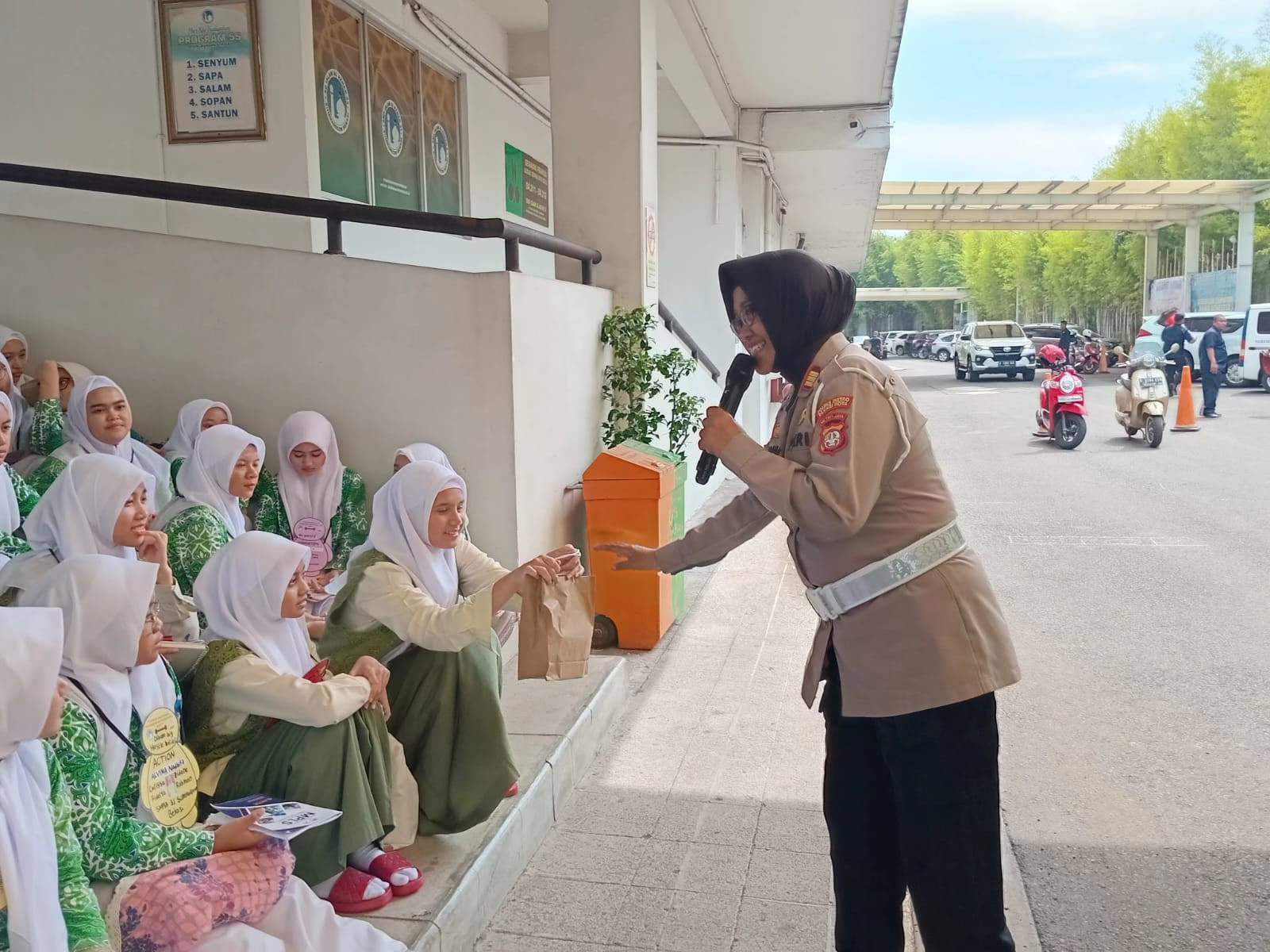Polres Metro Bekasi Kota Gelar Police Goes To School di SMA Al Azhar 8