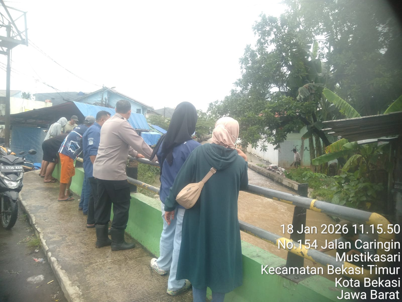 ANTISIPASI LUAPAN AIR, BHABINKAMTIBMAS BERSAMA APARATUR KELURAHAN MUSTIKASARI TINJAU KALI PETE