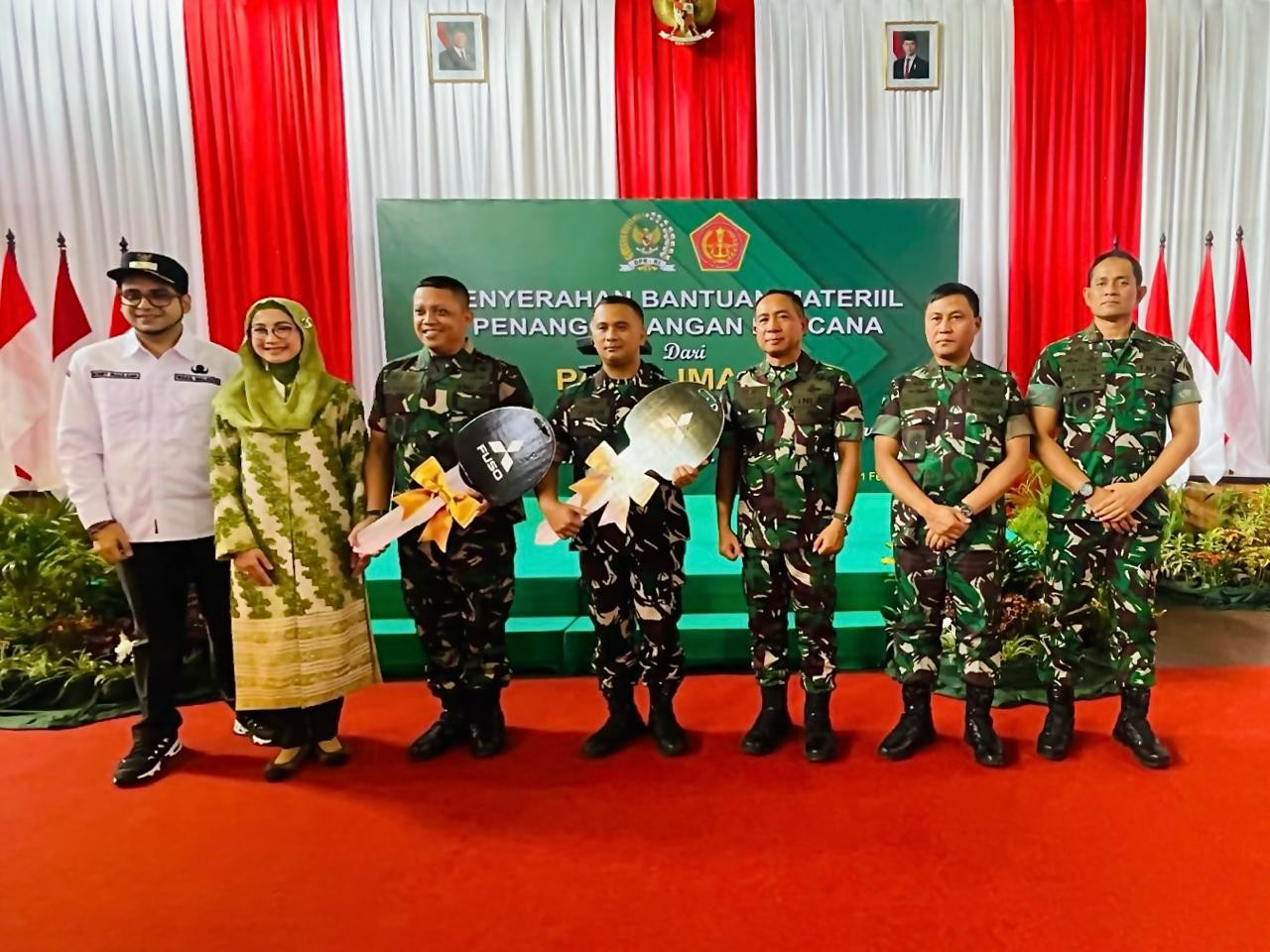 Dukung Pemerintah Daerah Dalam Penanggulangan Bencana, Panglima TNI Salurkan Bantuan Kendaraan dan Materiil