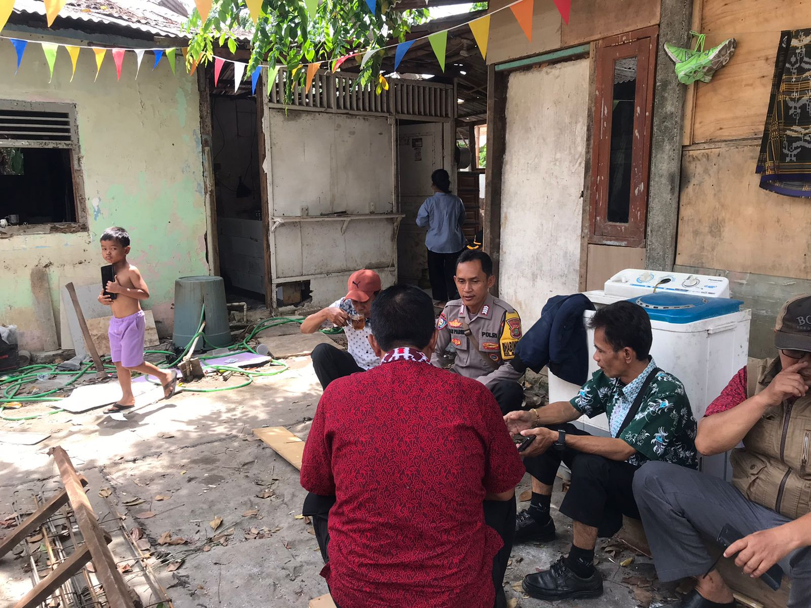 Bhabinkamtibmas Bintarajaya Polisi Turut Kawal Renovasi Rumah Bantuan Pemerintah di Bekasi Barat