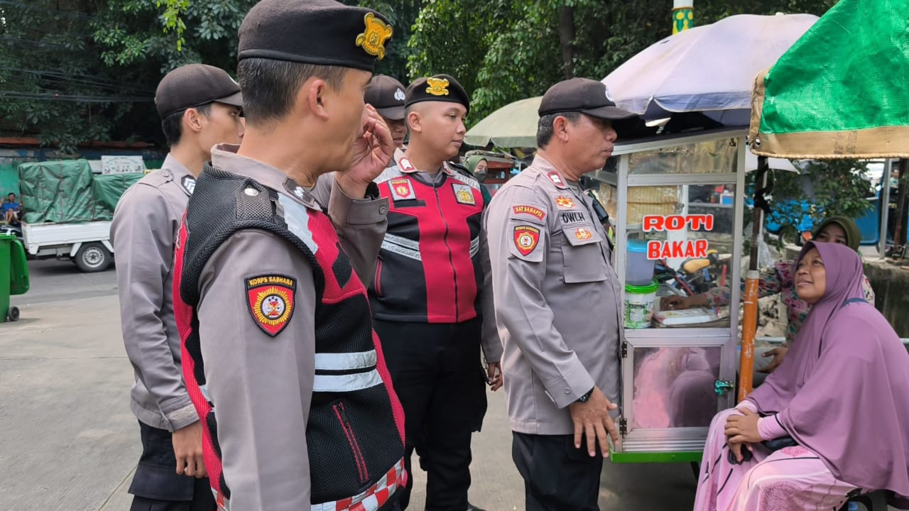 Patroli Jalan Kaki Polsek Pademangan Dukung Program “Jaga Lingkungan” di RPTRA Budi Mulia