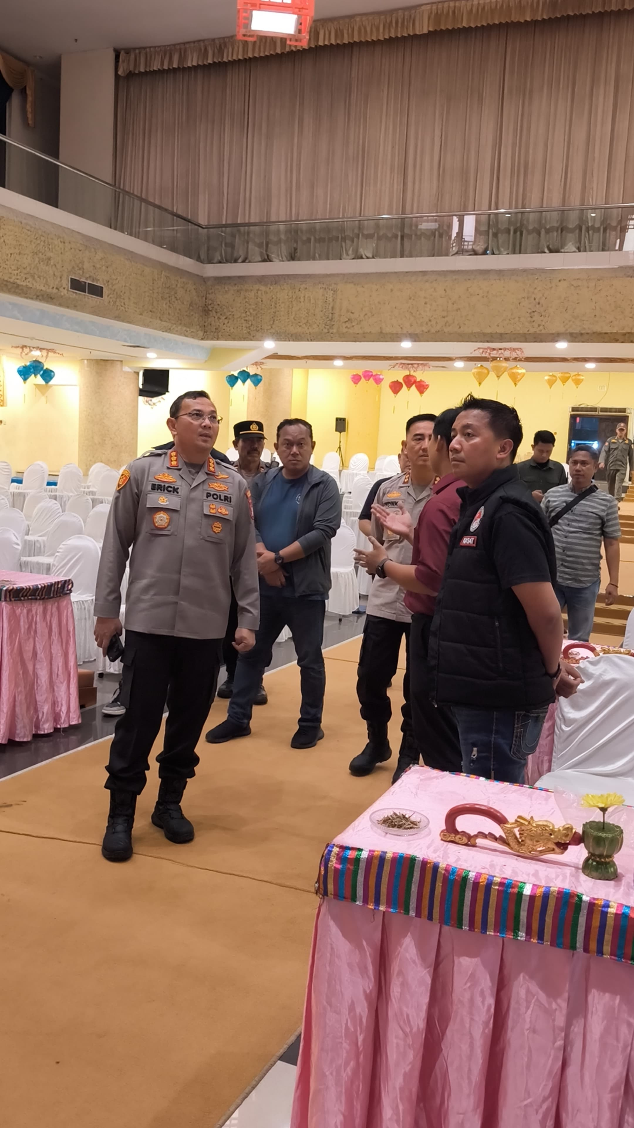 Kapolres Metro Jakarta Utara Pantau Pengamanan Ibadah Malam Imlek di Ancol