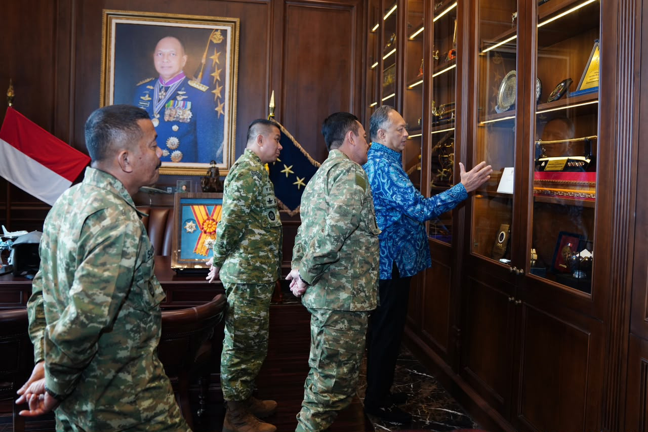 Wadan Kodiklat TNI Anjangsana Ke Kediaman Marsekal TNI (Purn) Fadjar Prasetyo