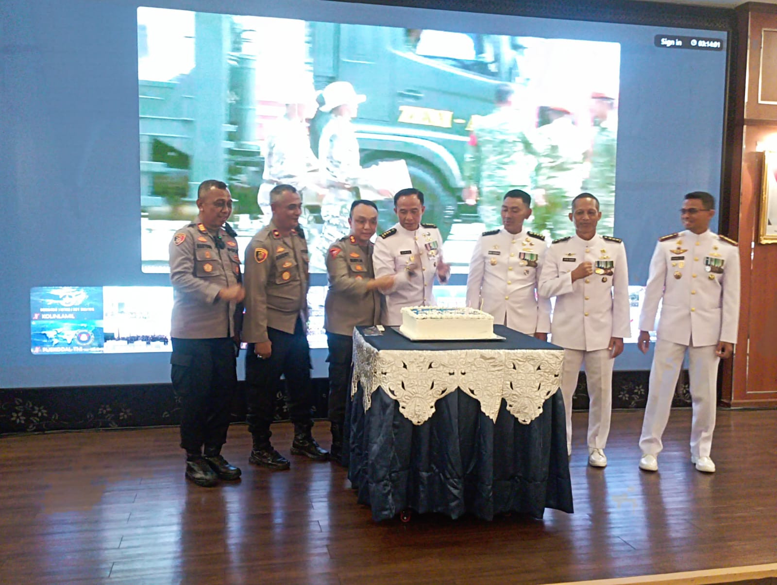 Polres Metro Jakarta Utara dan Polsek Koja Gelar Surprise Party Ucapkan Selamat HUT TNI ke-80 di Mako Kolinlamil