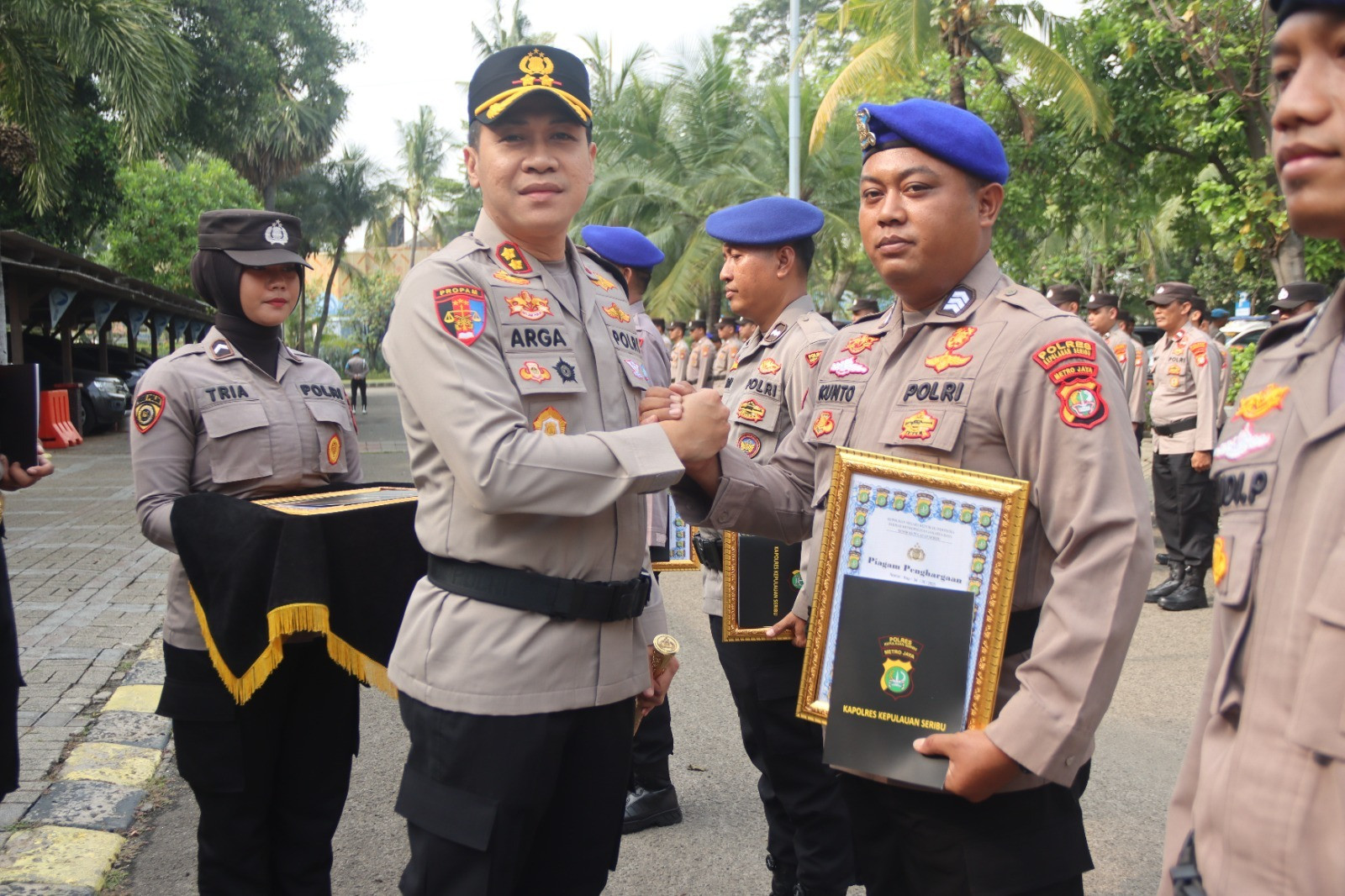 Kapolres Kepulauan Seribu Berikan Penghargaan kepada 5 Anggota Sat Polairud yang Lakukan Penyelamatan Dramatis
