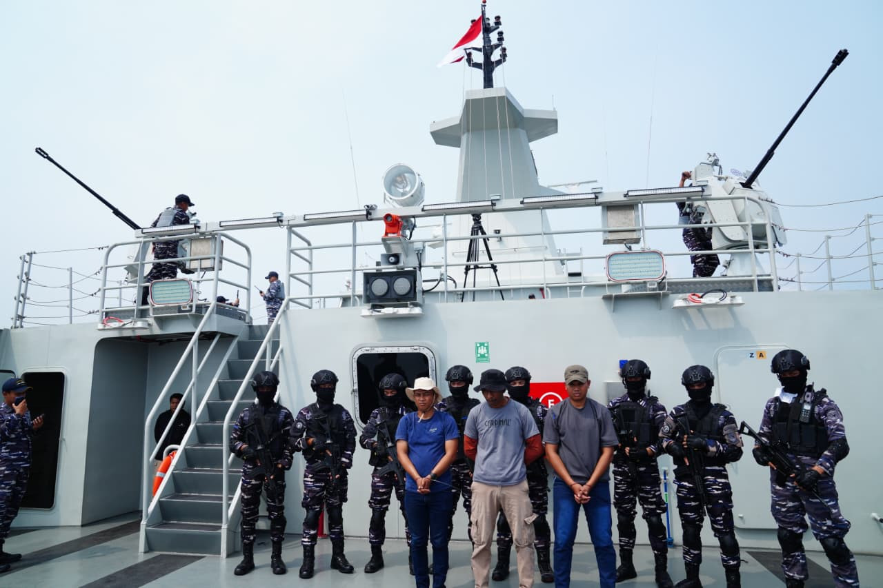 KRI Bung Hatta dan KRI Panah Amankan Kapal Asing pada Latihan Operasi Laut di Morowali