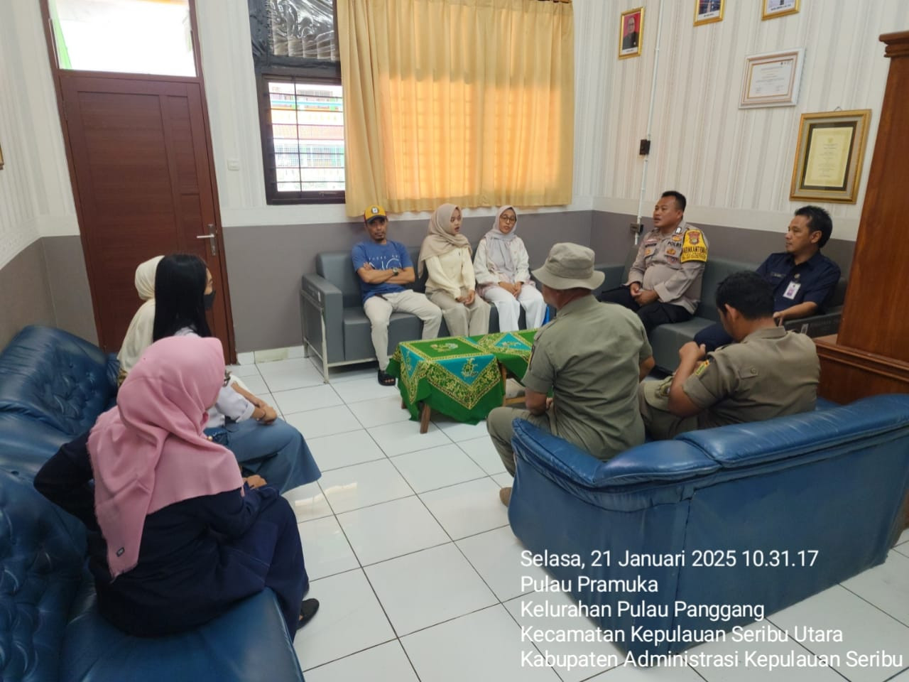 Bhabinkamtibmas Pulau Pramuka Jalin Silaturahmi dengan Warga untuk Tingkatkan Kamtibmas