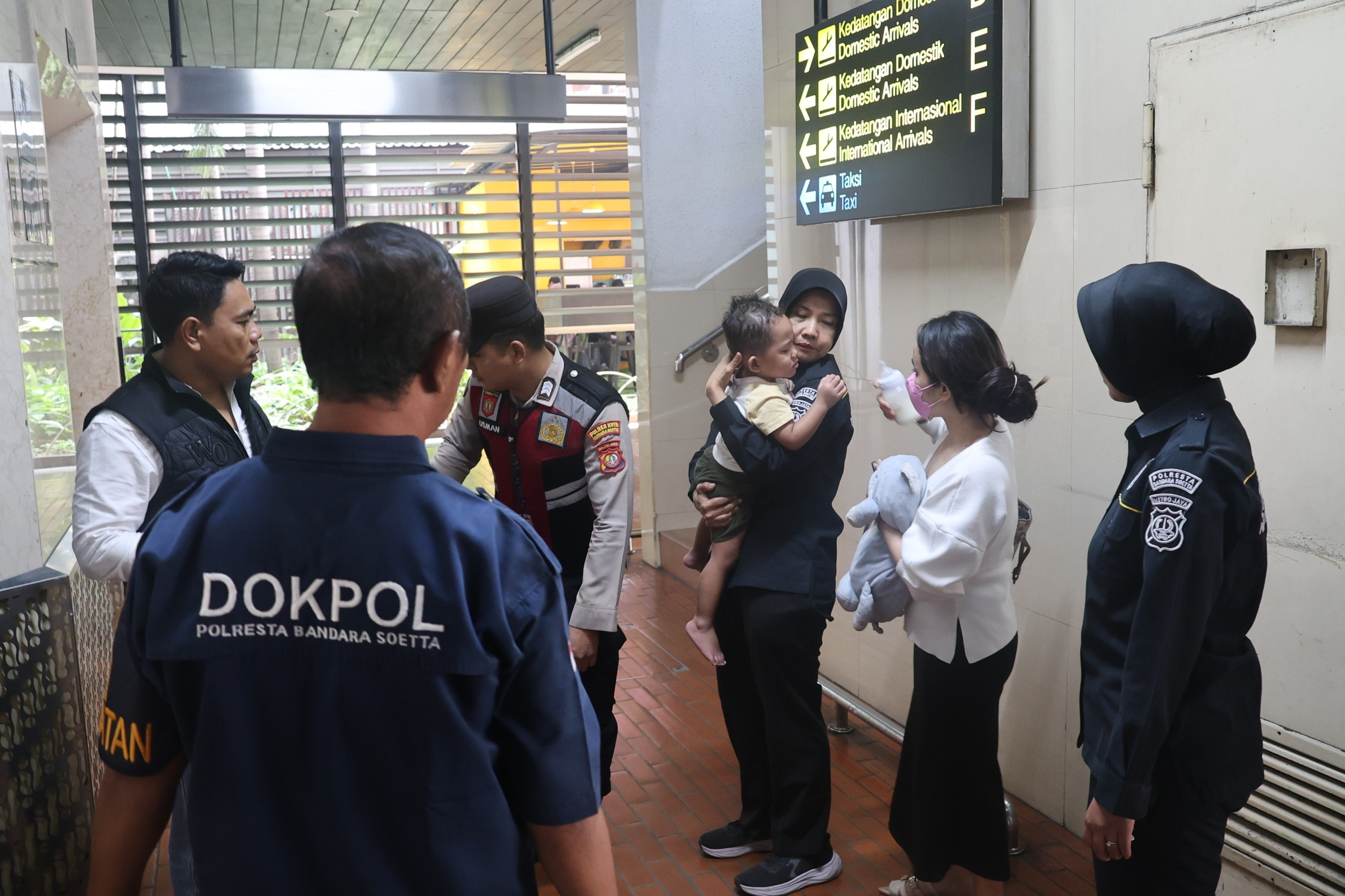 Polisi Dampingi Ibu dan Balita Terkendala Perjalanan di Bandara Soekarno-Hatta