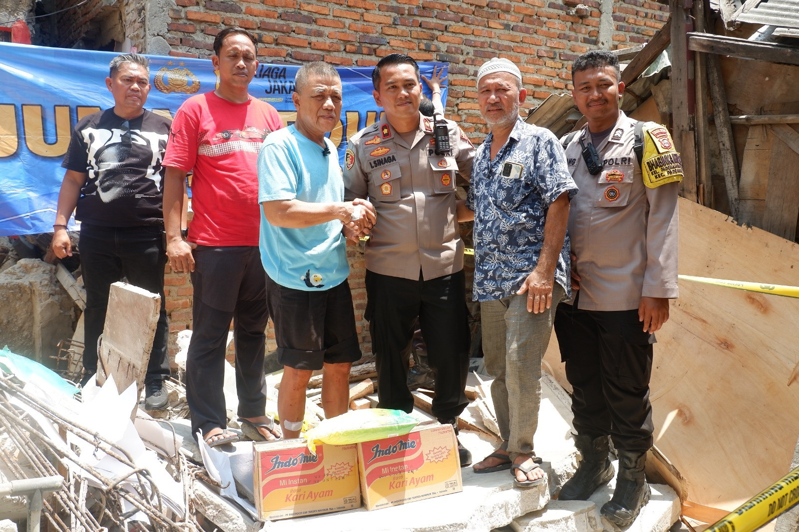 Polsek Pademangan Gelar “Jumat Peduli”, Bantu Korban Bangunan Runtuh di Budi Mulia