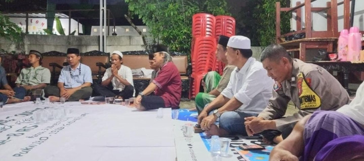 Bhabinkamtibmas Peduli Menghadiri Acara Tahlilan dan Yasinan di Kp. Cibening