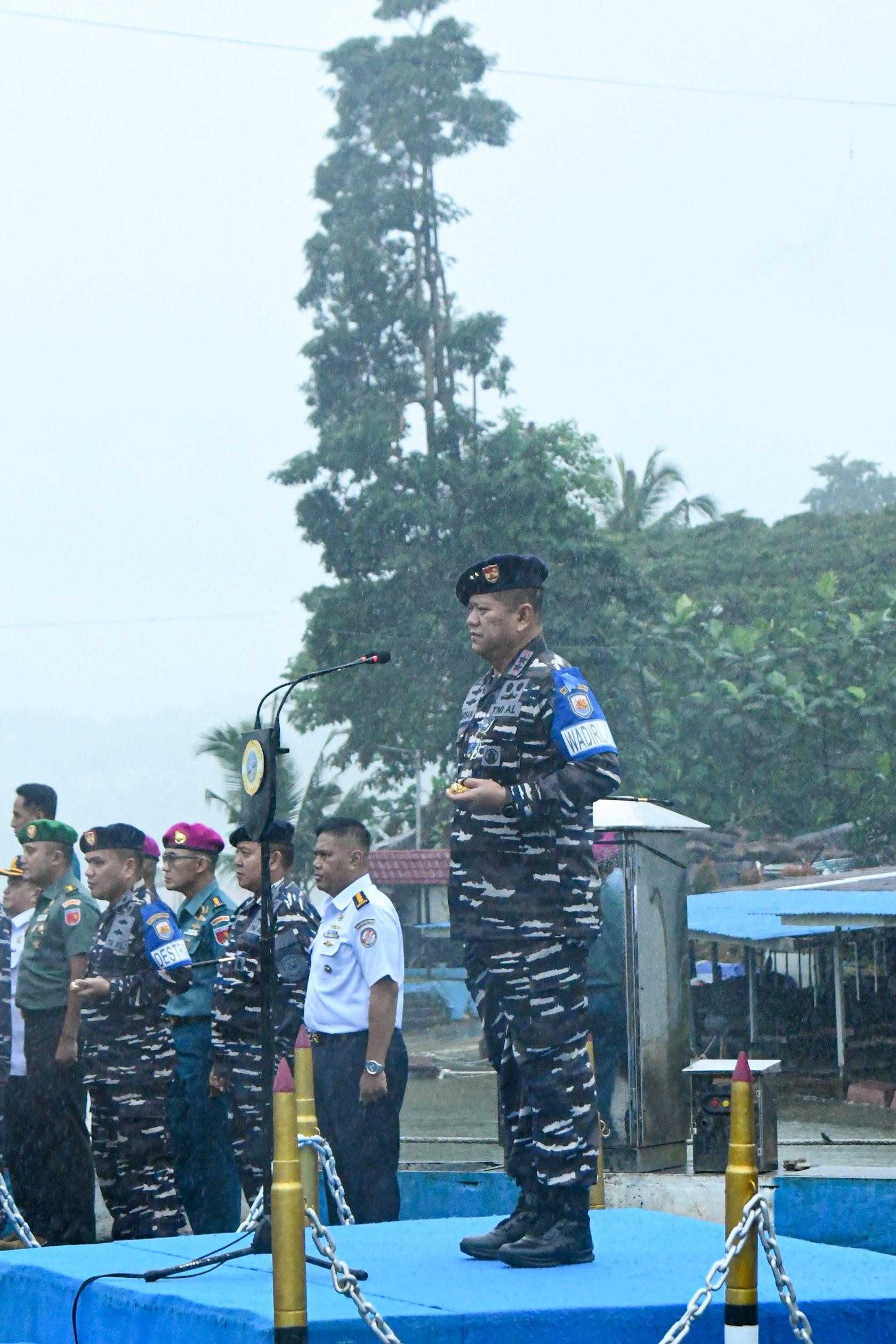 Ditengah Guyuran Hujan, Pangkoarmada III Pimpin Apel Gelar Pasukan Latihan SAR di Dermaga Irian Lantamal IX Ambon