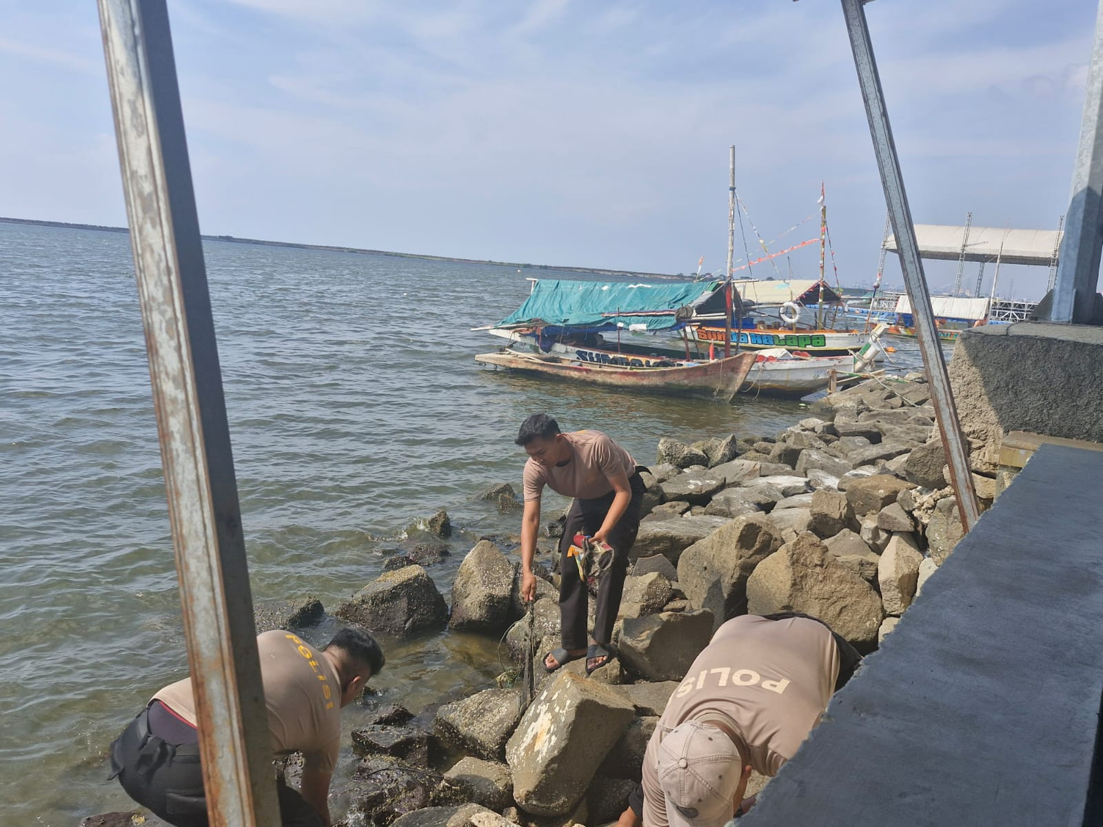 Satpolairud Polres Kepulauan Seribu Gelar Aksi Bersih Pantai di Marina Ancol