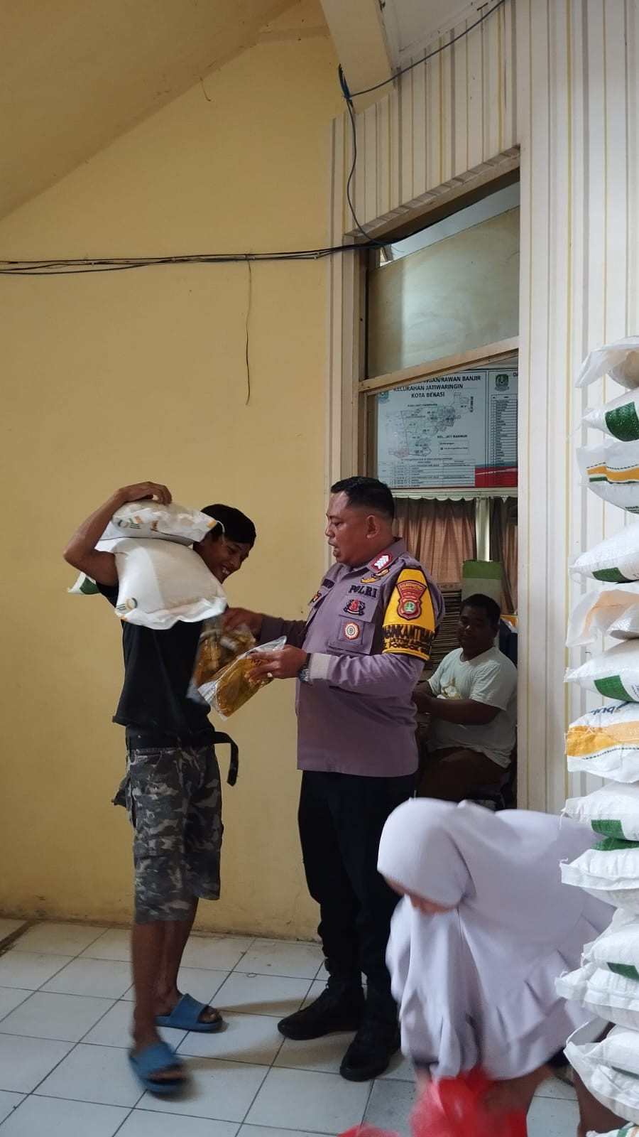 Polsek Pondok Gede Amankan Penyaluran Bansos Beras dan Minyak Goreng di Jatiwaringin