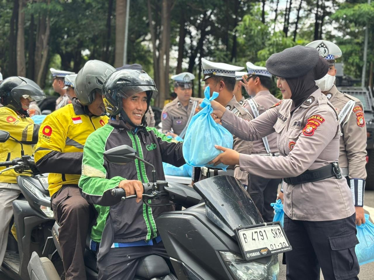 Jum'at Peduli, Polda Metro Jaya Bagikan Paket Sembako untuk Ojol dan PHL
