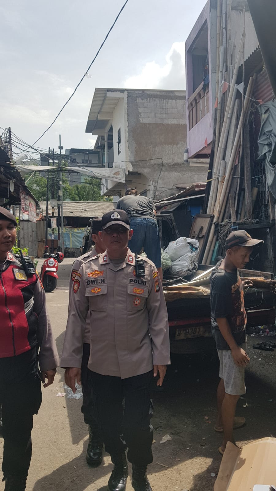 Patroli Jalan Kaki Polsek Pademangan Perkuat Program “Jaga Lingkungan” di Kawasan Permukiman