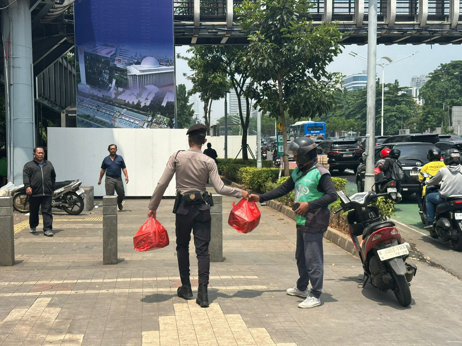 Dit Samapta Polda Metro Jaya Bagikan Makan Siang untuk Masyarakat di Depan Pintu Jagatama