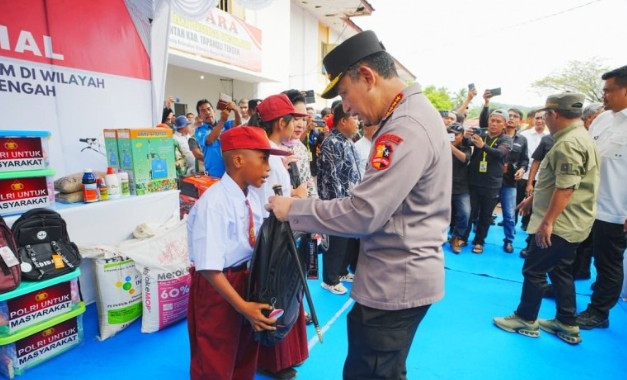 Tinjau Hunian Sementara Korban Bencana di Tapteng, Kapolri-Ketua Komisi IV Salurkan 16 Truk Bantuan Kemanusiaan