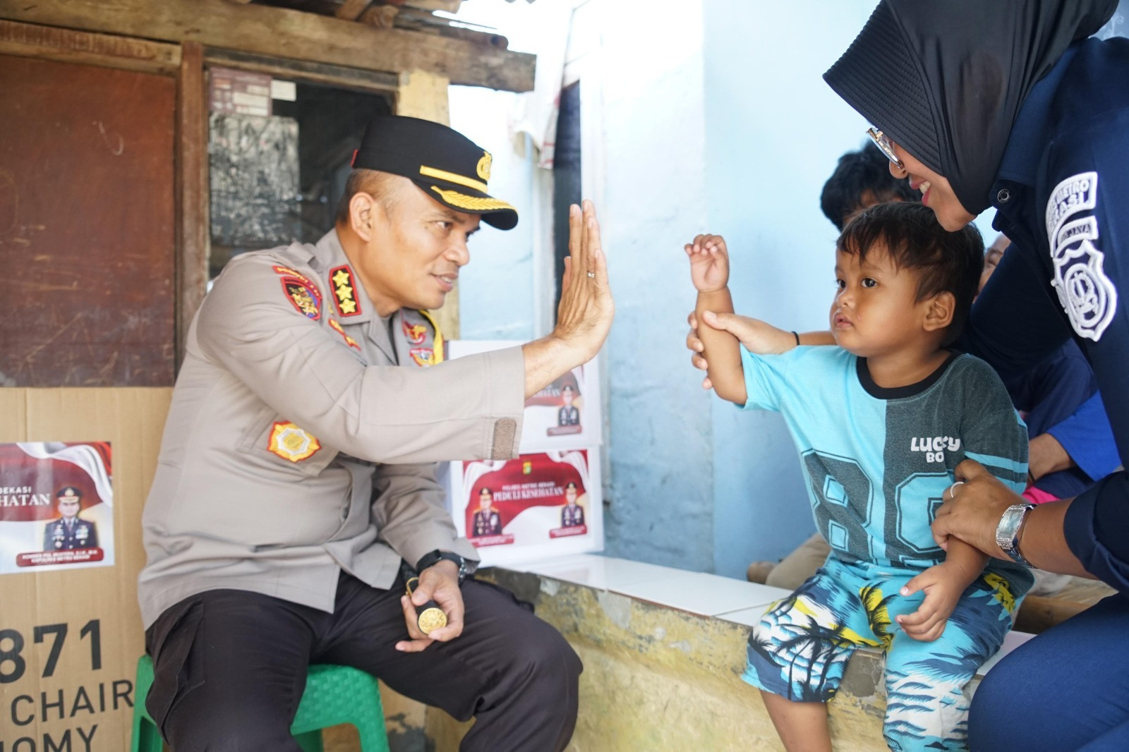 Polres Metro Bekasi Serahkan Kursi Roda untuk Penyandang Disabilitas di Pebayuran