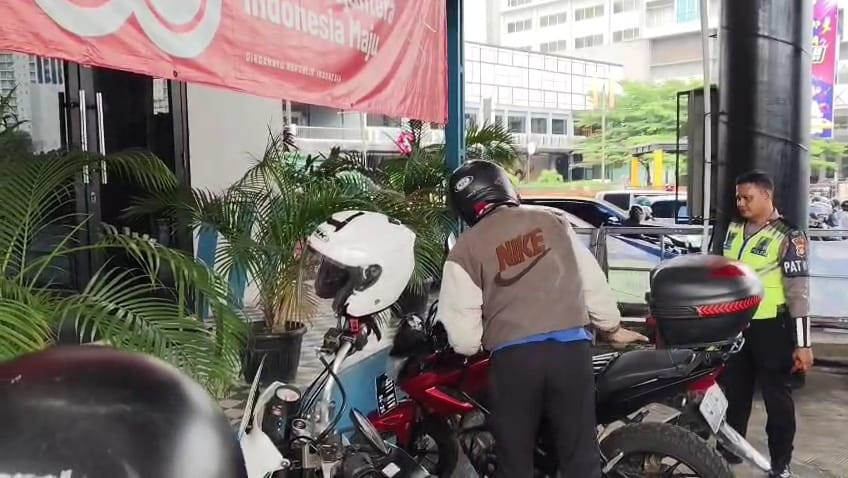 Respon Cepat Personel Satlantas Polres Metro Bekasi Kota Bantu Pengendara Motor Mogok di Simpang BCP