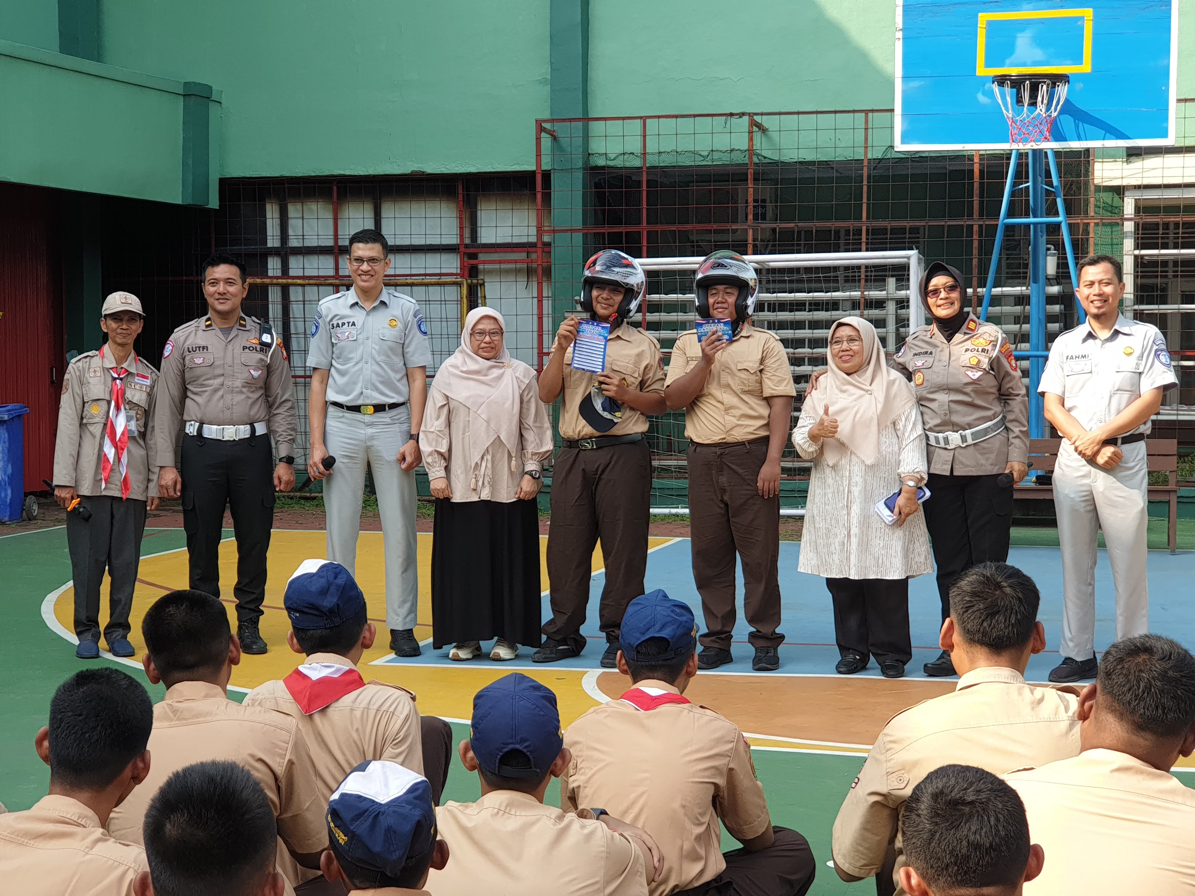 Dalam Rangka Operasi Patuh, Polisi Edukasi Keselamatan Lalu Lintas di SMK Karya Guna Bakti 1