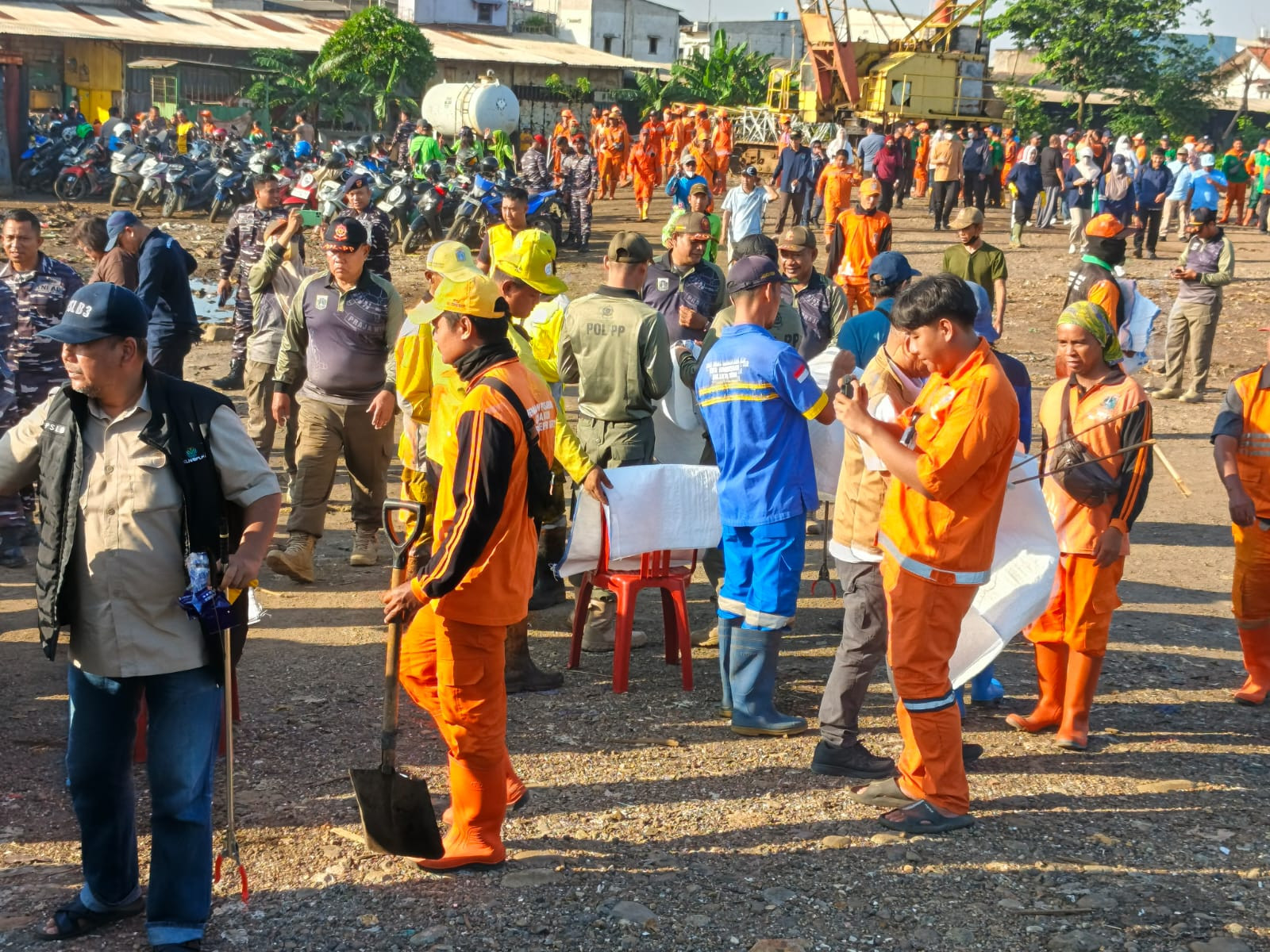 Kerja Bakti Nasional di Pesisir Kalibaru, Ratusan Personel Turun Bersihkan Lingkungan Pantai Cilincing