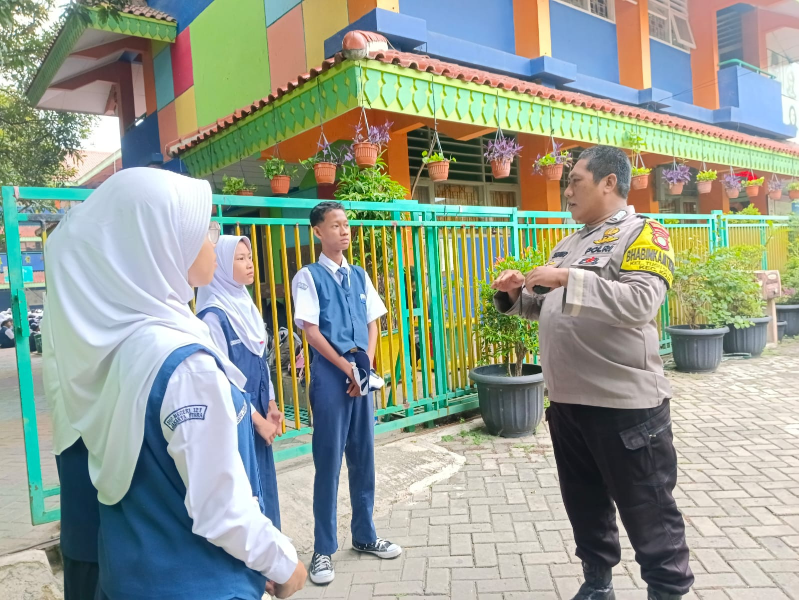 Bhabinkamtibmas Tugu Selatan Ajak Pelajar SMPN 121 Jadi Pelajar Cerdas dan Tertib, Dukung Gerakan “Jaga Jakarta”