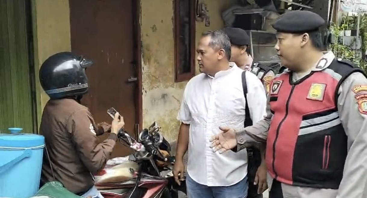 Polisi Gelar Patroli Jalan Kaki di Pademangan, Perkuat Program “Jaga Lingkungan” dan Antisipasi Gangguan Kamtibmas