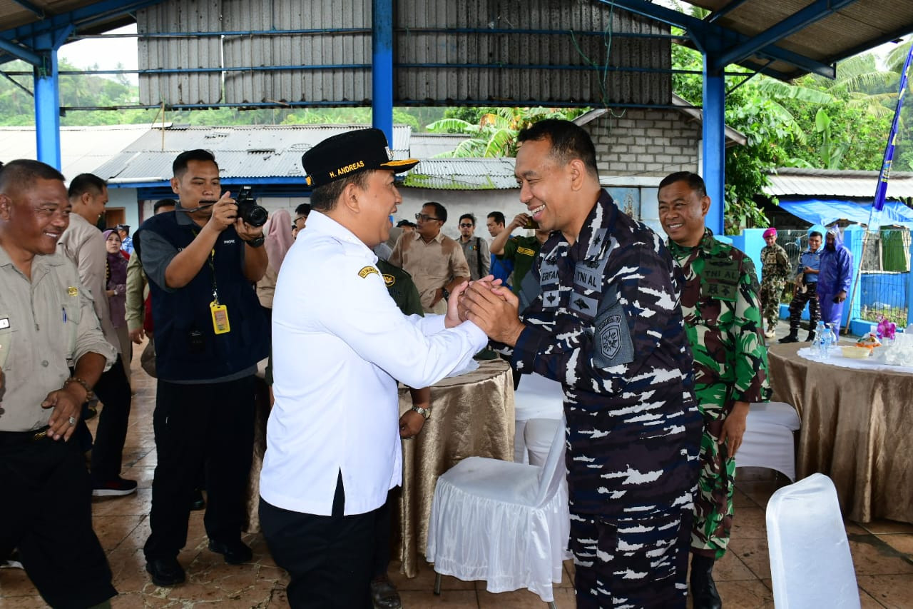 Pangkalan TNI AL Bandung Bersama DKP Provinsi Jawa Barat Gelar Gerakan Bersih Pantai Jabar Raksa Sagara