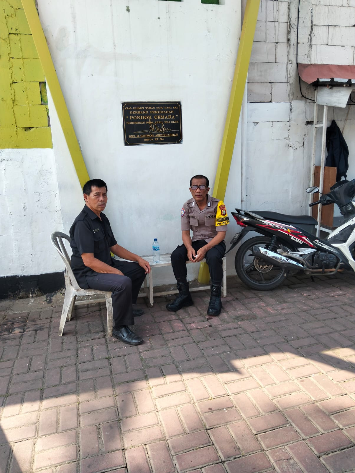 Bhabinkamtibmas Jatiwarna Sambangi Pos Keamanan Perumahan Pondok Cemara, Imbau Tingkatkan Kewaspadaan