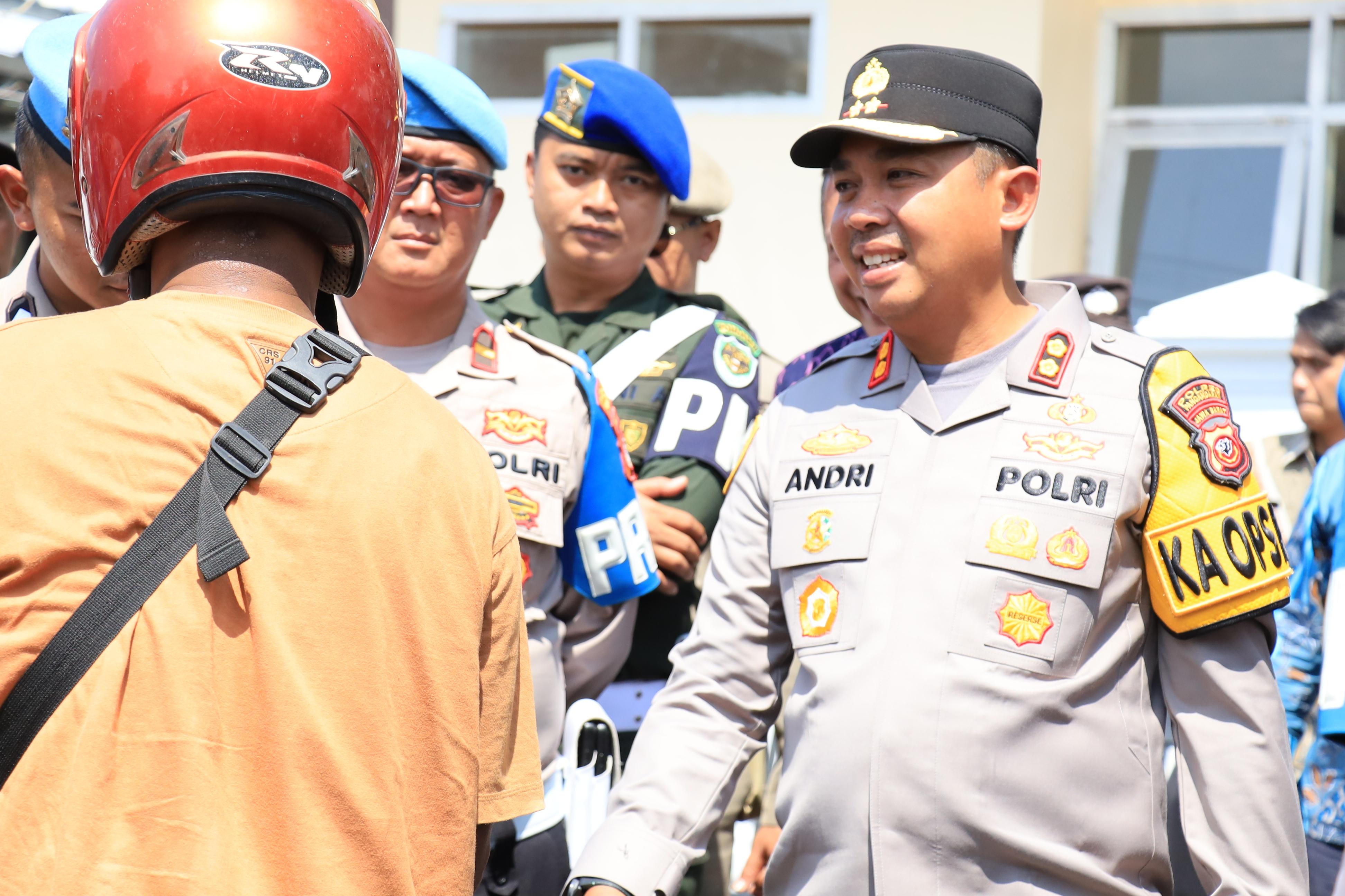 Ricuh Aksi Nelayan di Pangandaran: Gerbang Pendopo Jebol, Mobil Damkar Rusak Kapolres Turun Redam Ketegangan