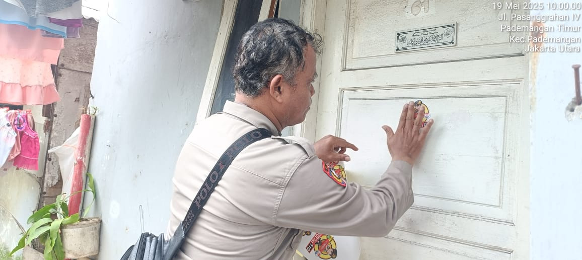 Dekatkan Layanan, Polsek Pademangan Pasang Stiker 110 di Permukiman Warga