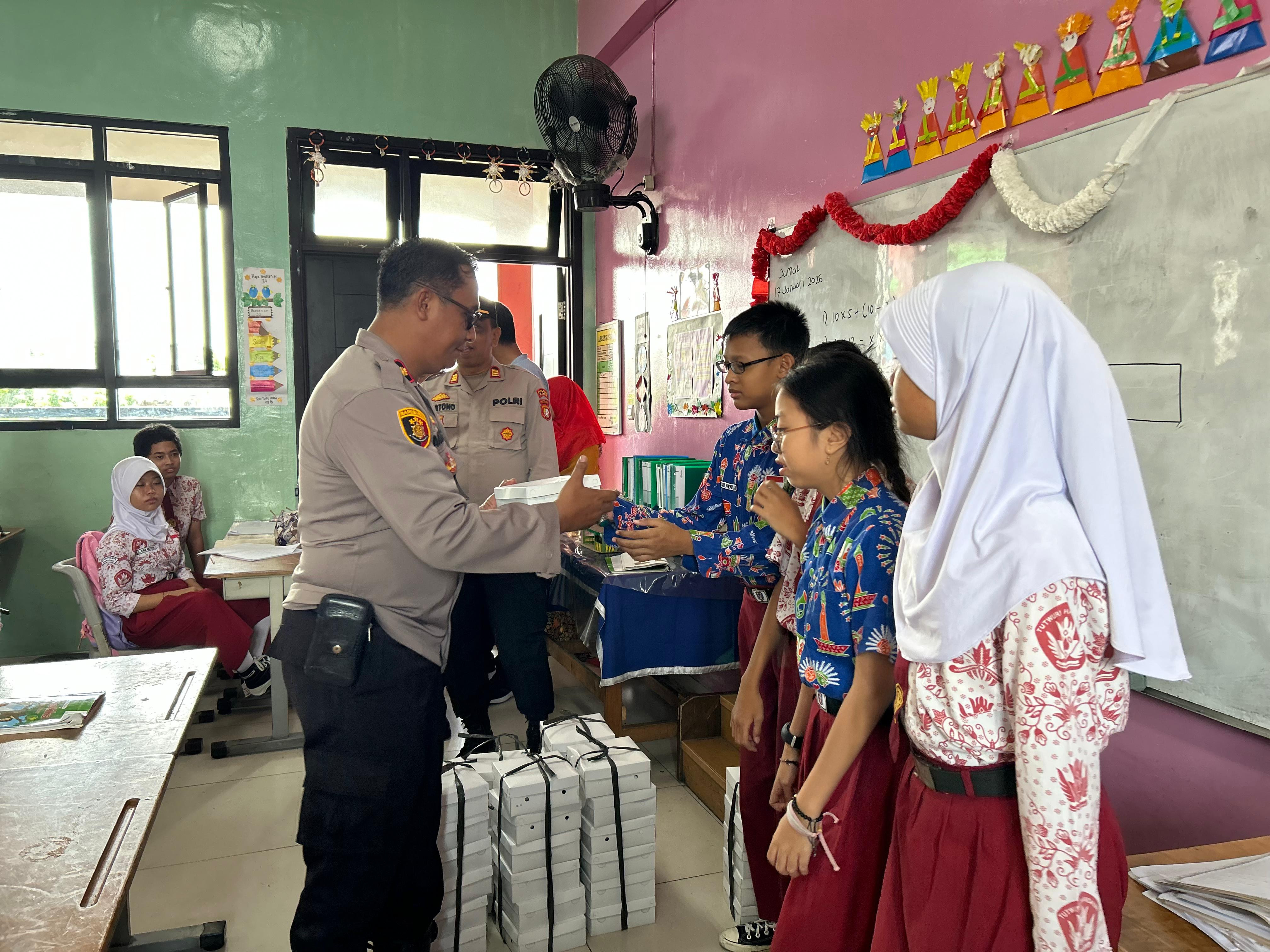 Kapolsek Koja Gelar Kegiatan "Jumat Berkah" di SDN 09 Tugu Utara