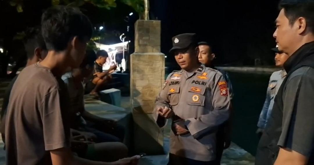 Jakarta On The Spot Dini Hari, Polsek Kepulauan Seribu Selatan Sosialisasikan Layanan Polisi 110 kepada Warga