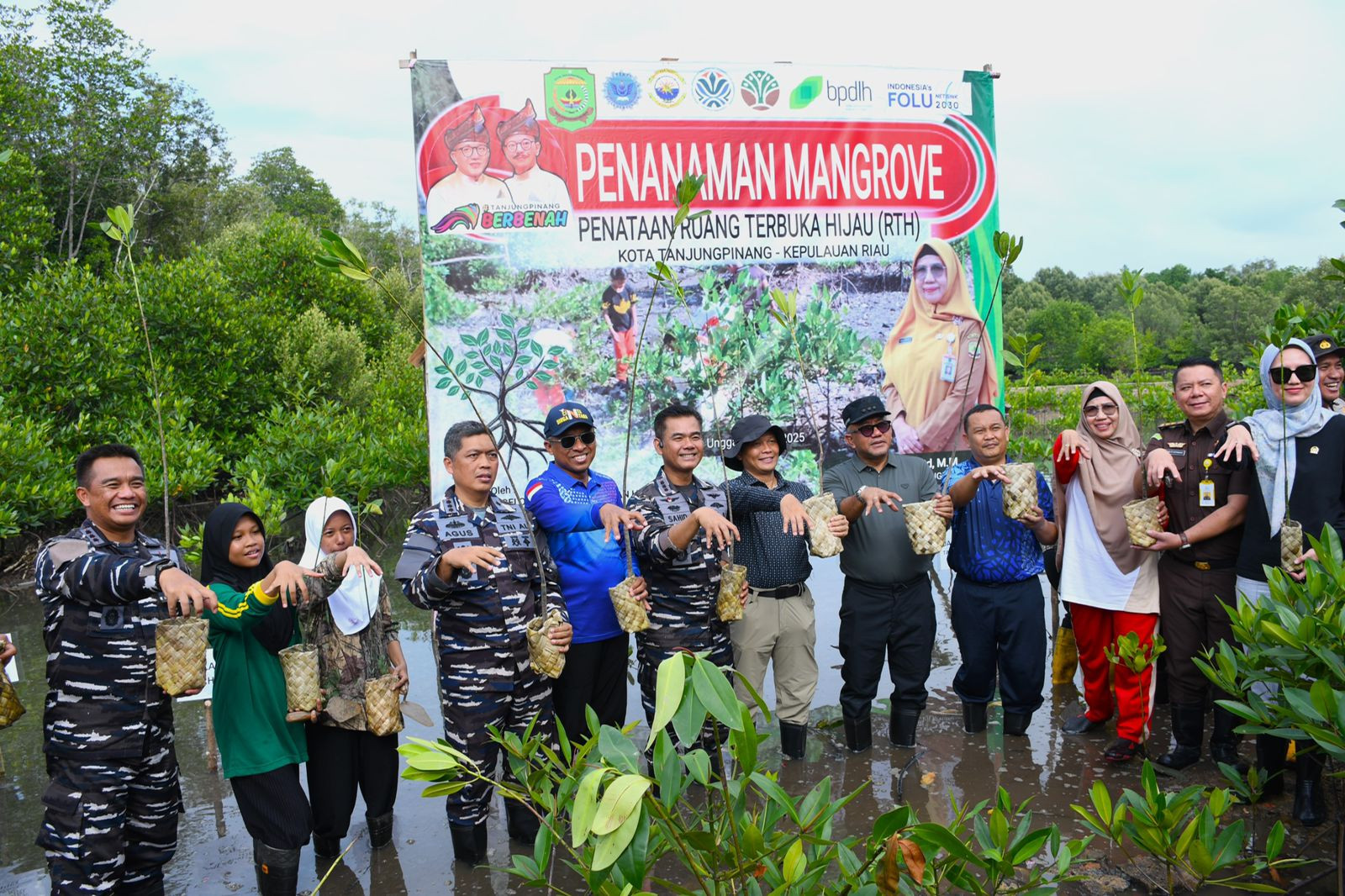 Peduli Lingkungan Pesisir, Danlanal Beserta Prajurit Lanal Bintan Ikuti Acara Penanaman 5.000 Pohon Mangrove