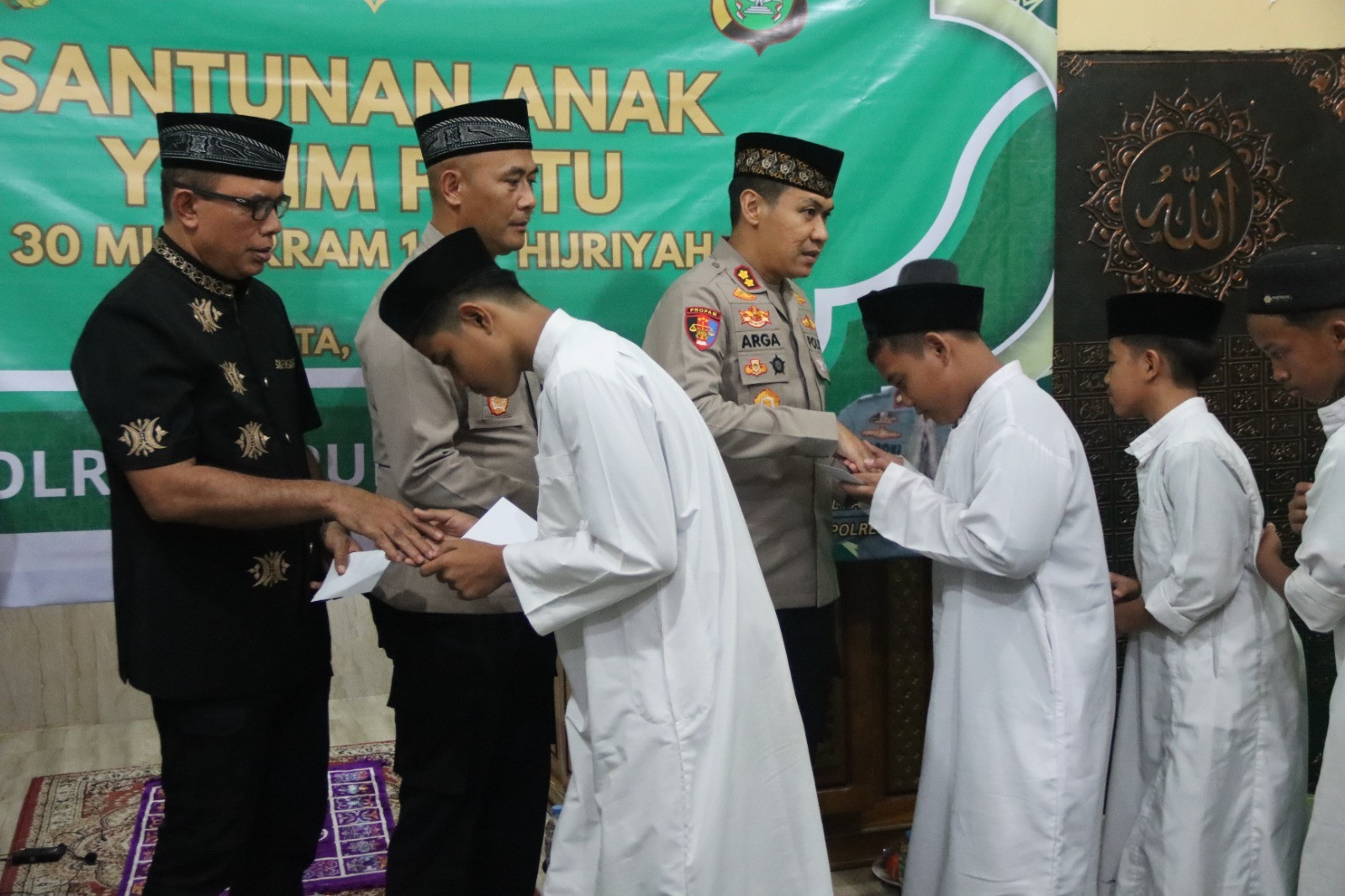 Kapolres Kepulauan Seribu Beri Santunan kepada Anak Yatim, Tebar Kepedulian dan Kebersamaan di Masjid Baitul Jannah
