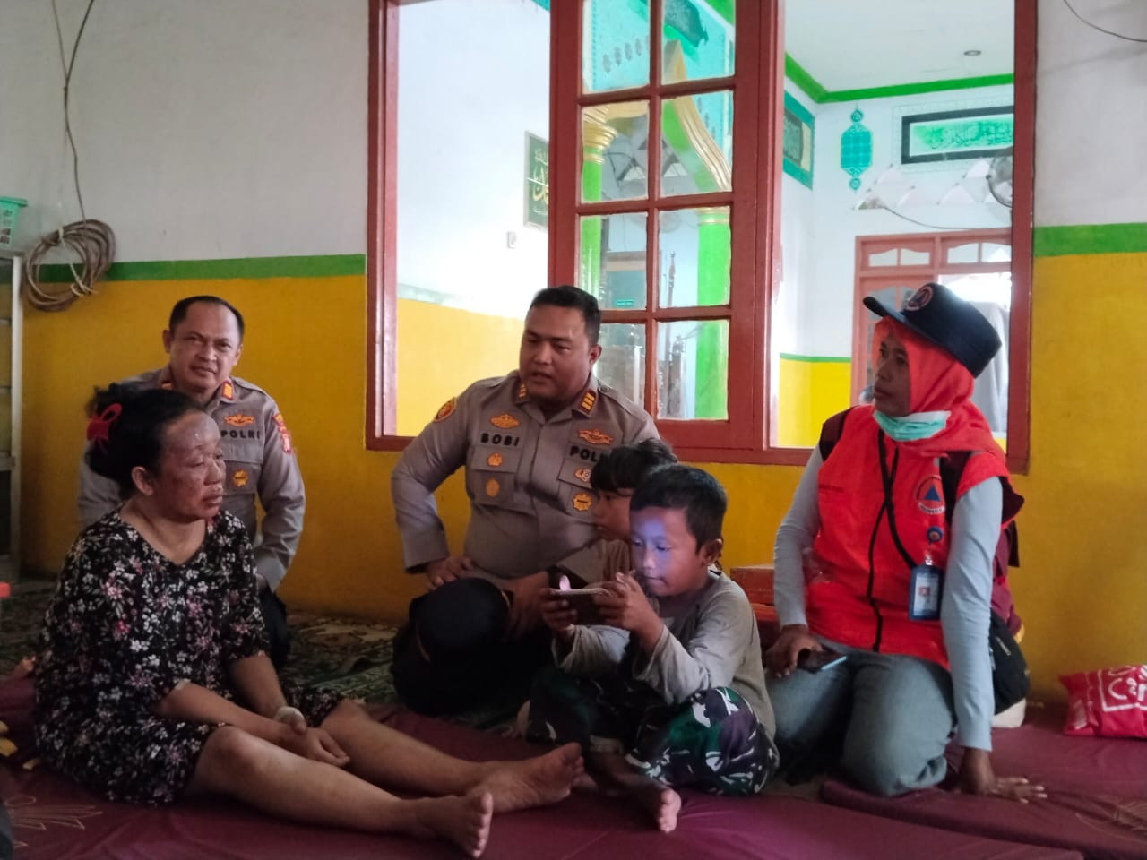 Polres Metro Jakarta Utara Salurkan Bantuan untuk 61 Pengungsi Korban Kebakaran di Semper Timur