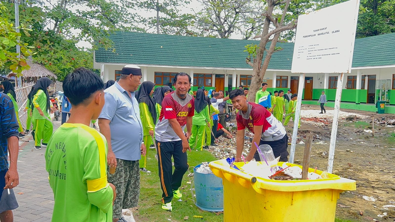 Polsek Kepulauan Seribu Utara Gelar Korve Jum’at Bersih Bersama Stakeholder di Wilayah Kepulauan Seribu Utara