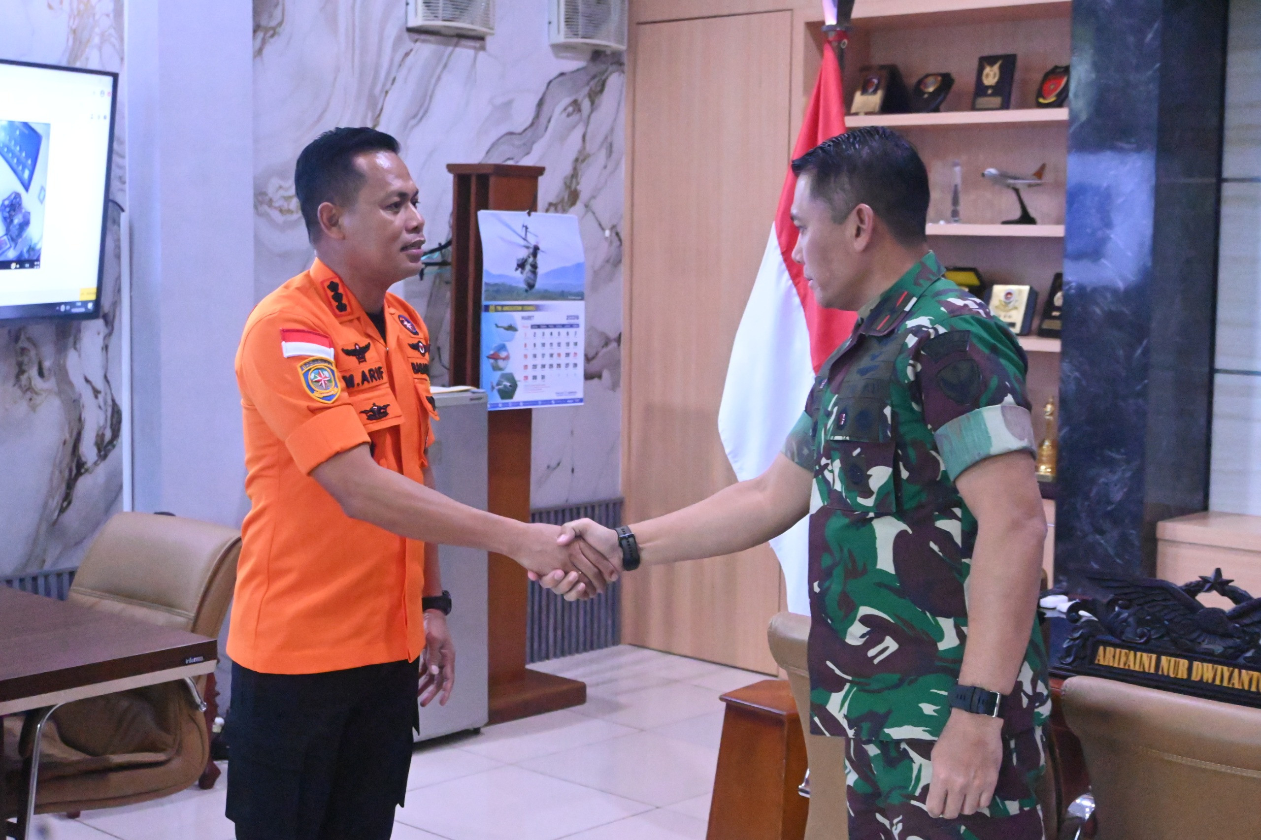 Danlanud Sultan Hasanuddin Terima Penghargaan Basarnas atas Dedikasi Operasi SAR ATR 42-500