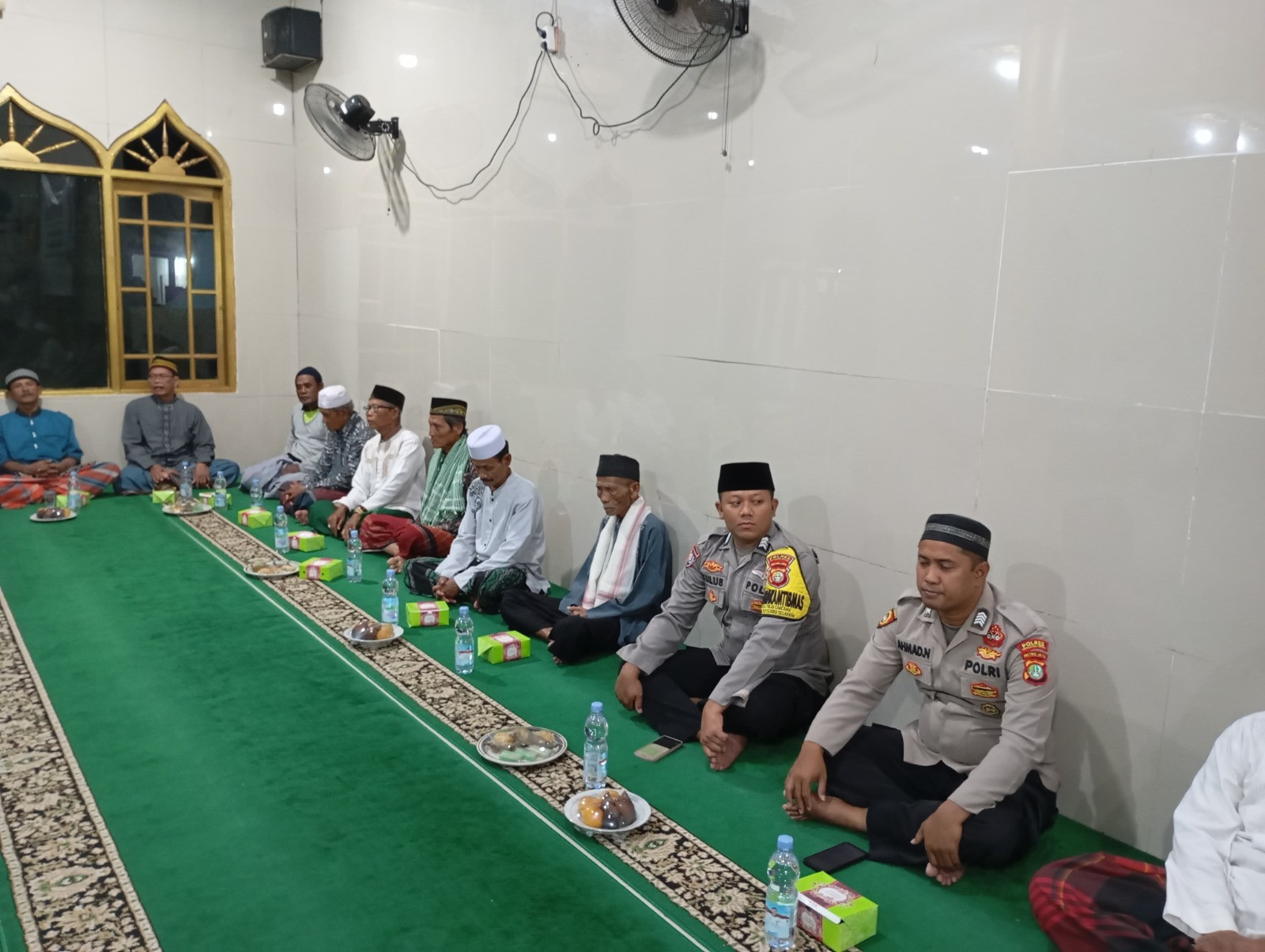 Bhabinkamtibmas Pulau Lancang Hadiri Peringatan Isra Mi'raj di Masjid Assa'adah