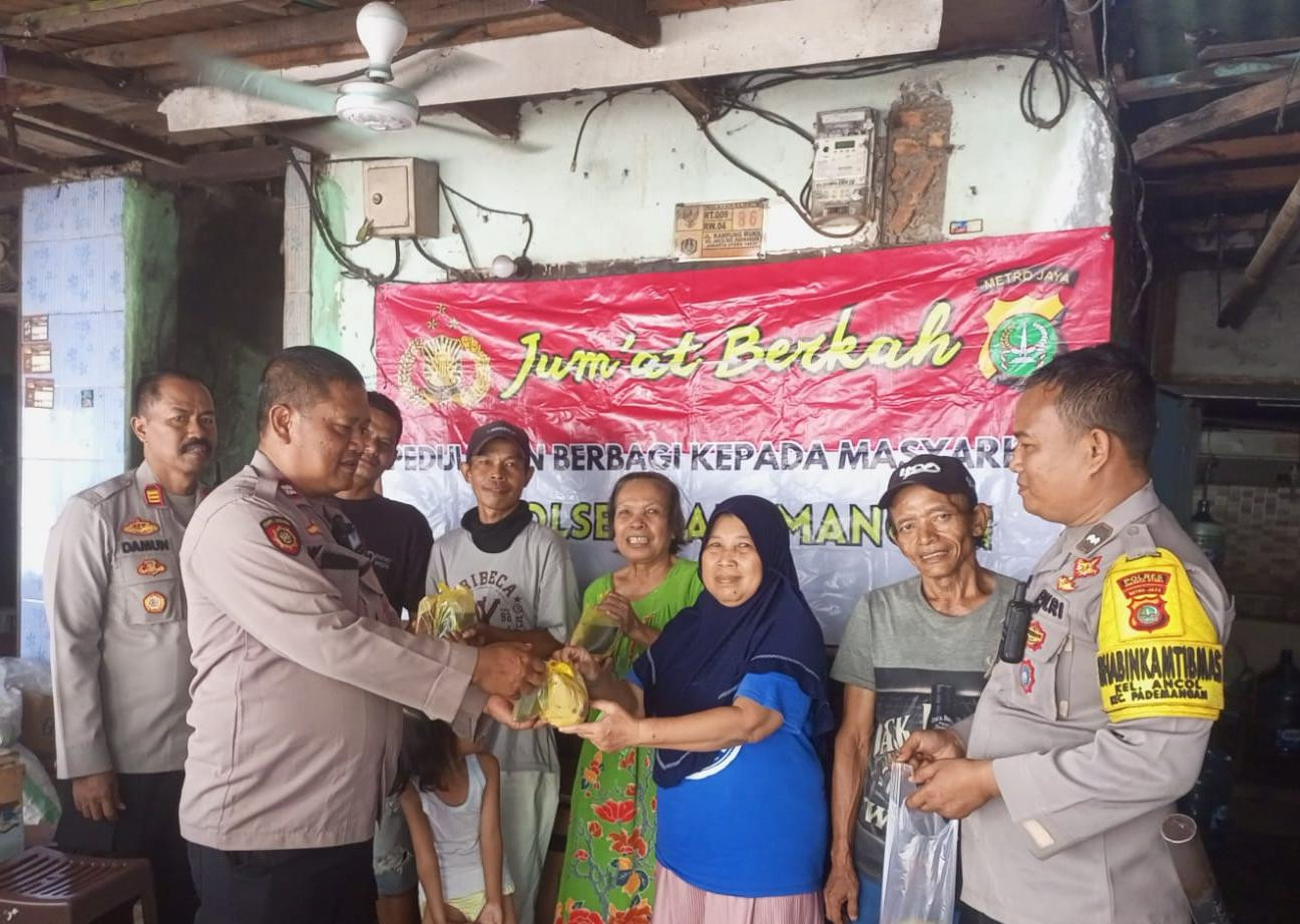Polsek Pademangan Berbagi Kasih Lewat Program Jumat Berkah