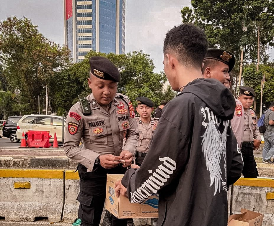 Di Tengah Aksi Mahasiswa, Warga Galang Dana untuk Korban Bencana NTT