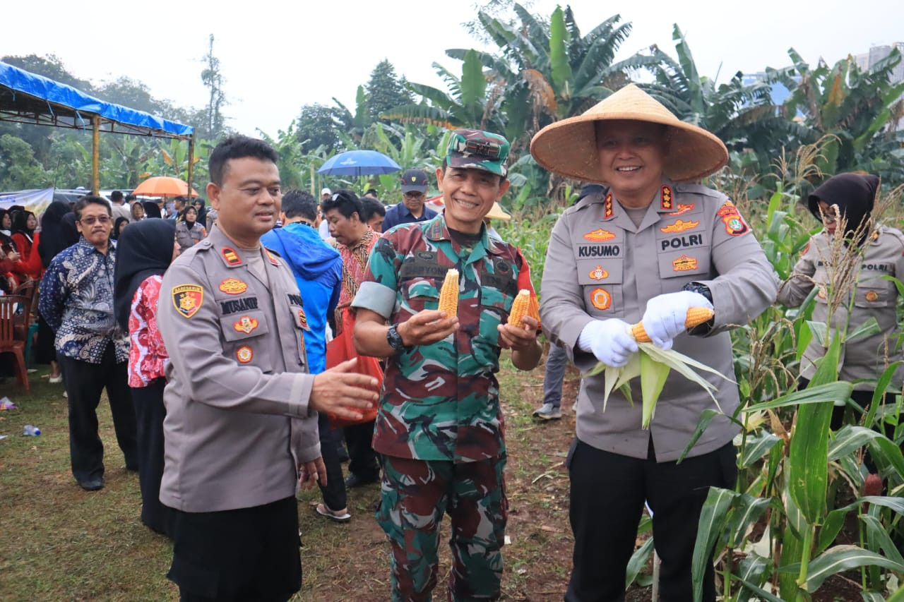 Kapolres Metro Bekasi kota Kombes Pol Kusumo Wahyu Bintoro, SH,.S.I.K,.MH,. Panen Raya Jagung Kuartal III