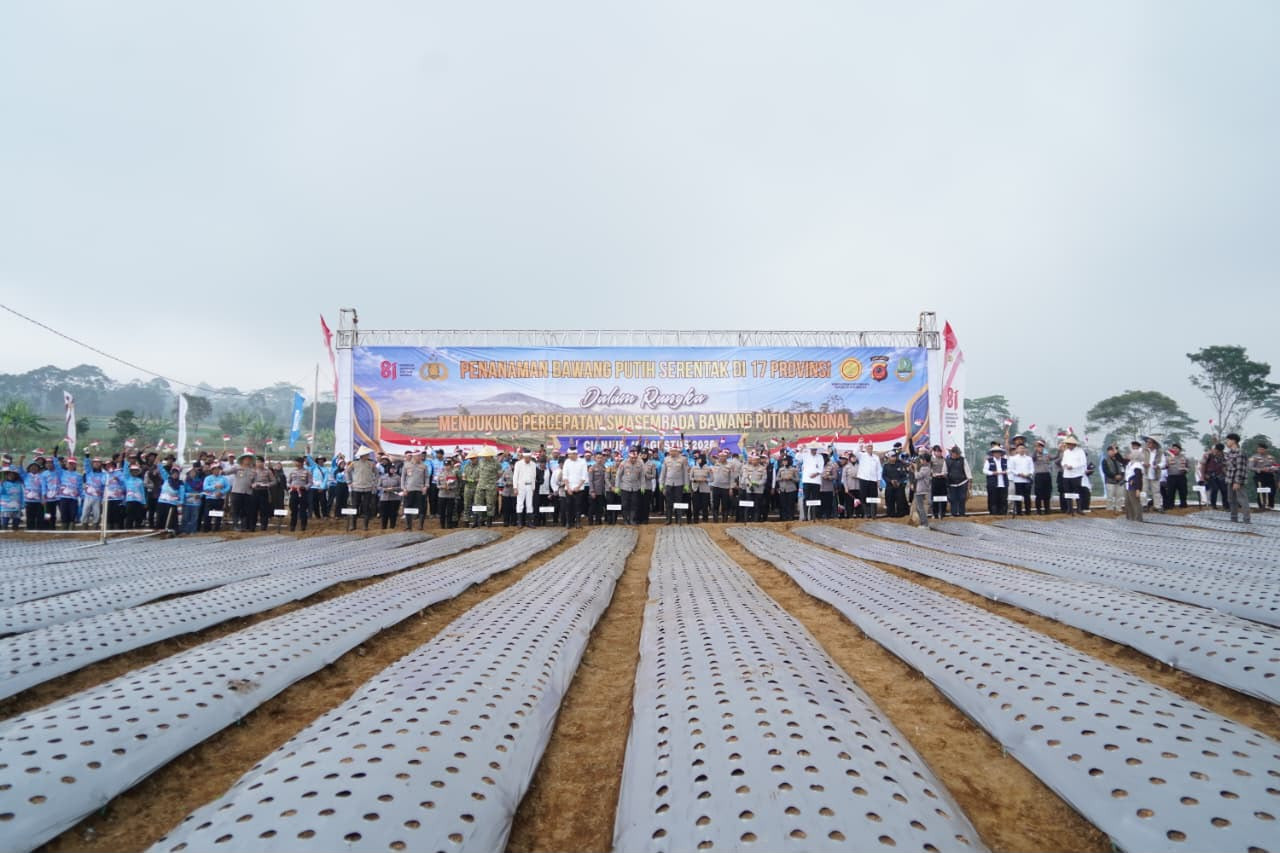 Polri Tanam Serentak Bawang Putih di 14 Daerah di Jabar