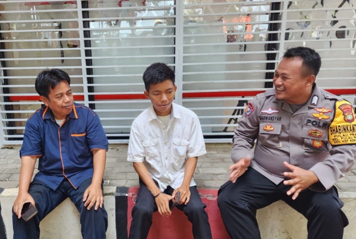 Bhabinkamtibmas Pulau Pramuka Intensifkan Sambang Warga, Ajak Jaga Kamtibmas dan Sosialisasikan Hotline 110